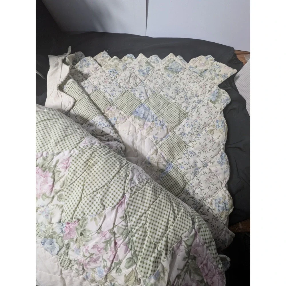 Vintage Floral Patchwork Quilt Scalloped Edge Green Pink Blue Cottagecore Throw